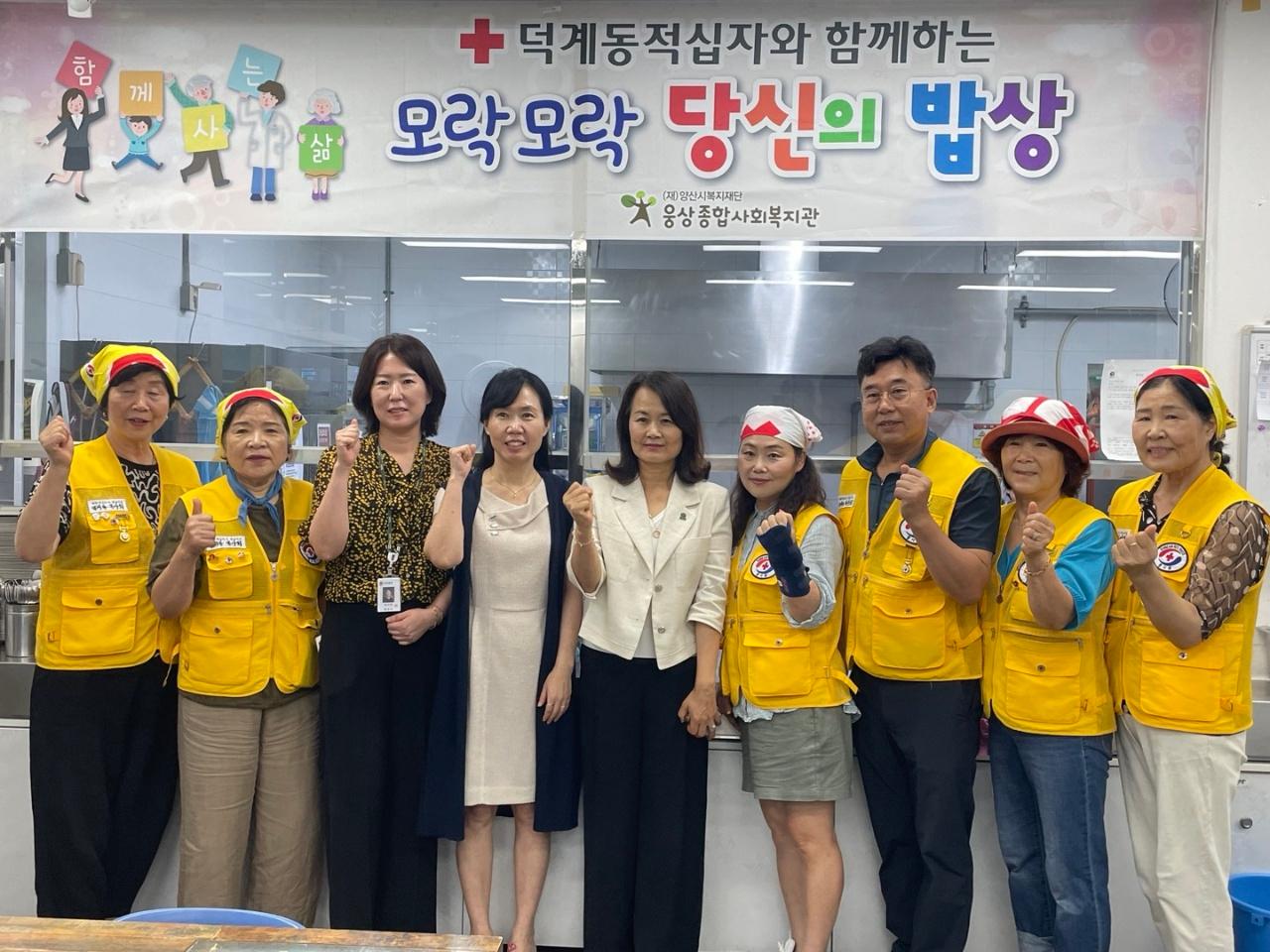 덕계동적십자 회원들이 직접 조리한 초복 몸보신 갈비탕 지원