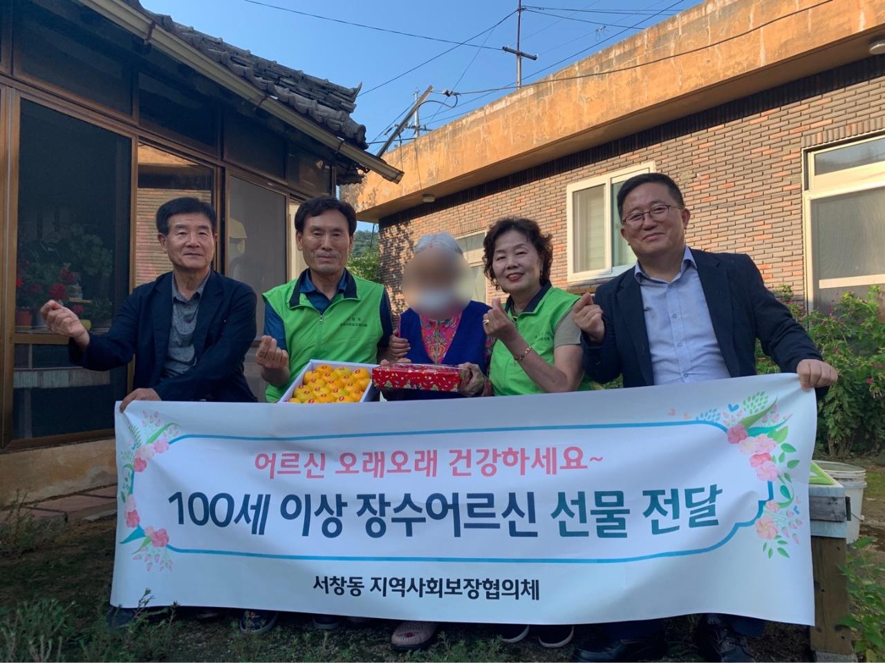 100세이상 선물전달 서창동 지역사회보장협의체
