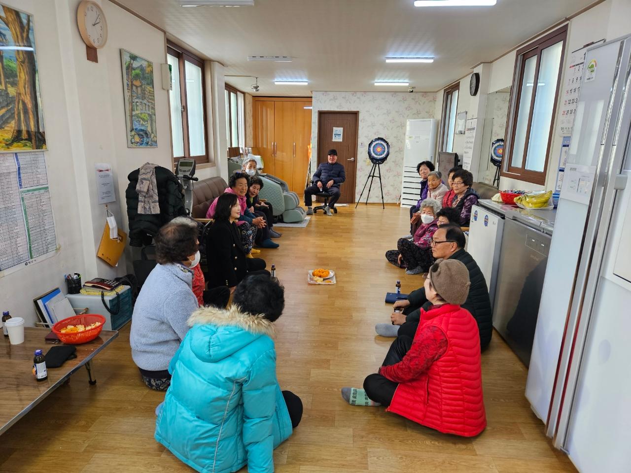 경로당 방문 사진입니다